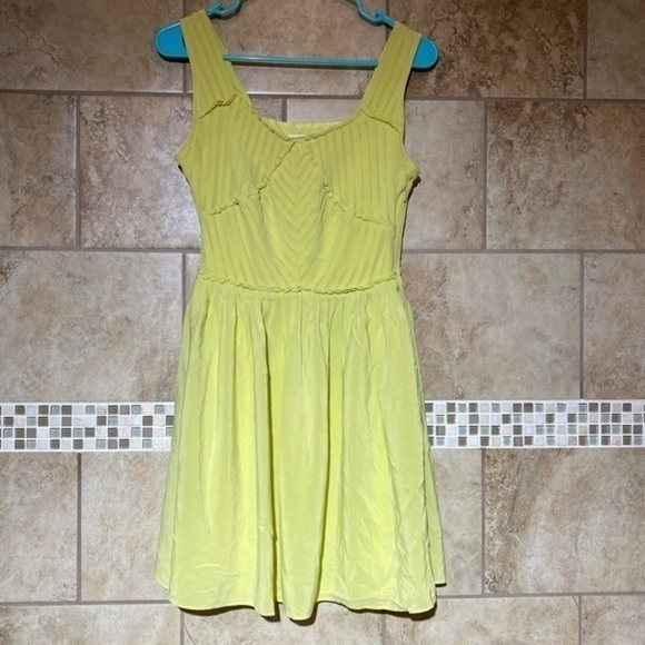 Reiss Leia 100% Silk Pleated Citrus Chartreuse Lined Dress 6 Sleeveless - Picture 1 of 7